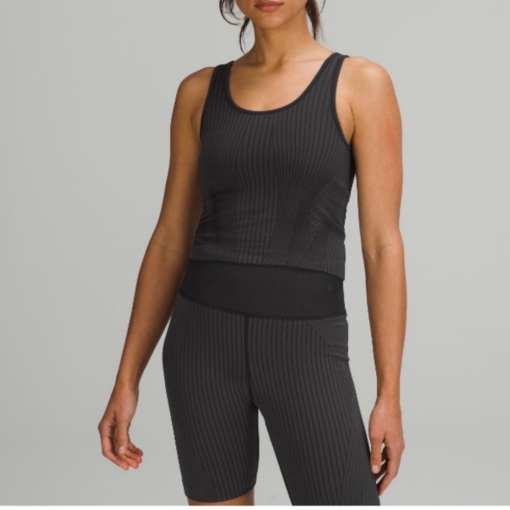 Ebb to Street Cropped Tank Top Ribbed map Black/ Graphite Grey